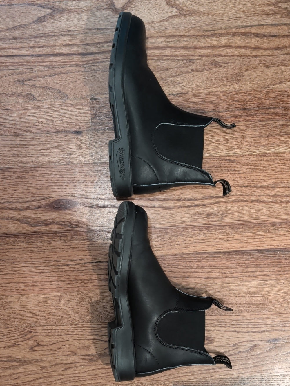US 10.5 Blundstone Black Chelsea Boots for Men - Slip-On Pull Tab Design